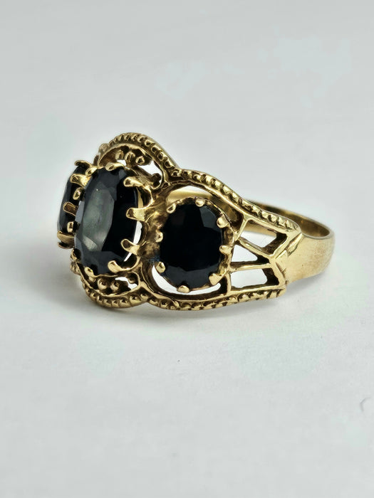 1171: Vintage: 9ct Gold Australian Blue Sapphires Trilogy Ring - Size U1/2, lovely stones.