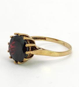 1094: Vintage: 9ct Gold Round Cut Red Garnet Solitaire- Date Mark 1974
