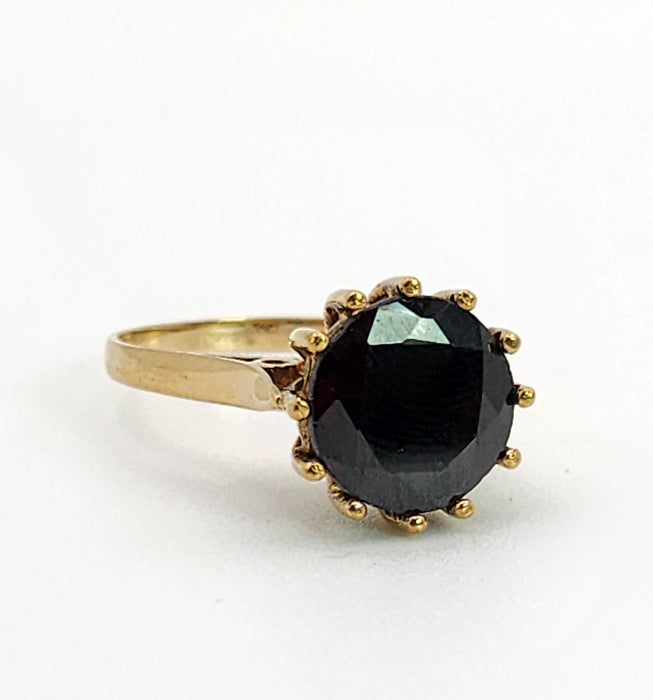 1094: Vintage: 9ct Gold Round Cut Red Garnet Solitaire- Date Mark 1974