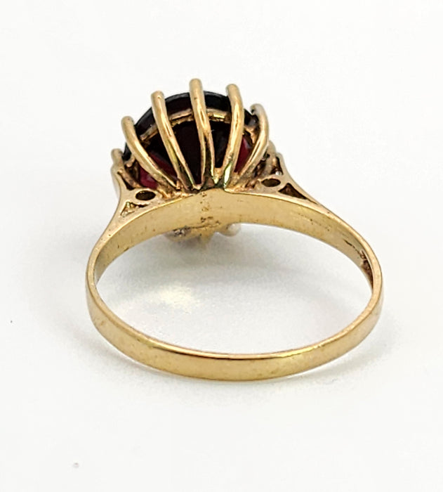 1094: Vintage: 9ct Gold Round Cut Red Garnet Solitaire- Date Mark 1974