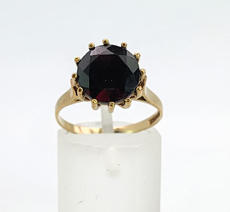 1094: Vintage: 9ct Gold Round Cut Red Garnet Solitaire- Date Mark 1974