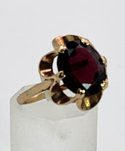 Load image into Gallery viewer, 1143: Vintage: 9ct Gold Flat Cut Garnet Solitaire Ring- a rare find
