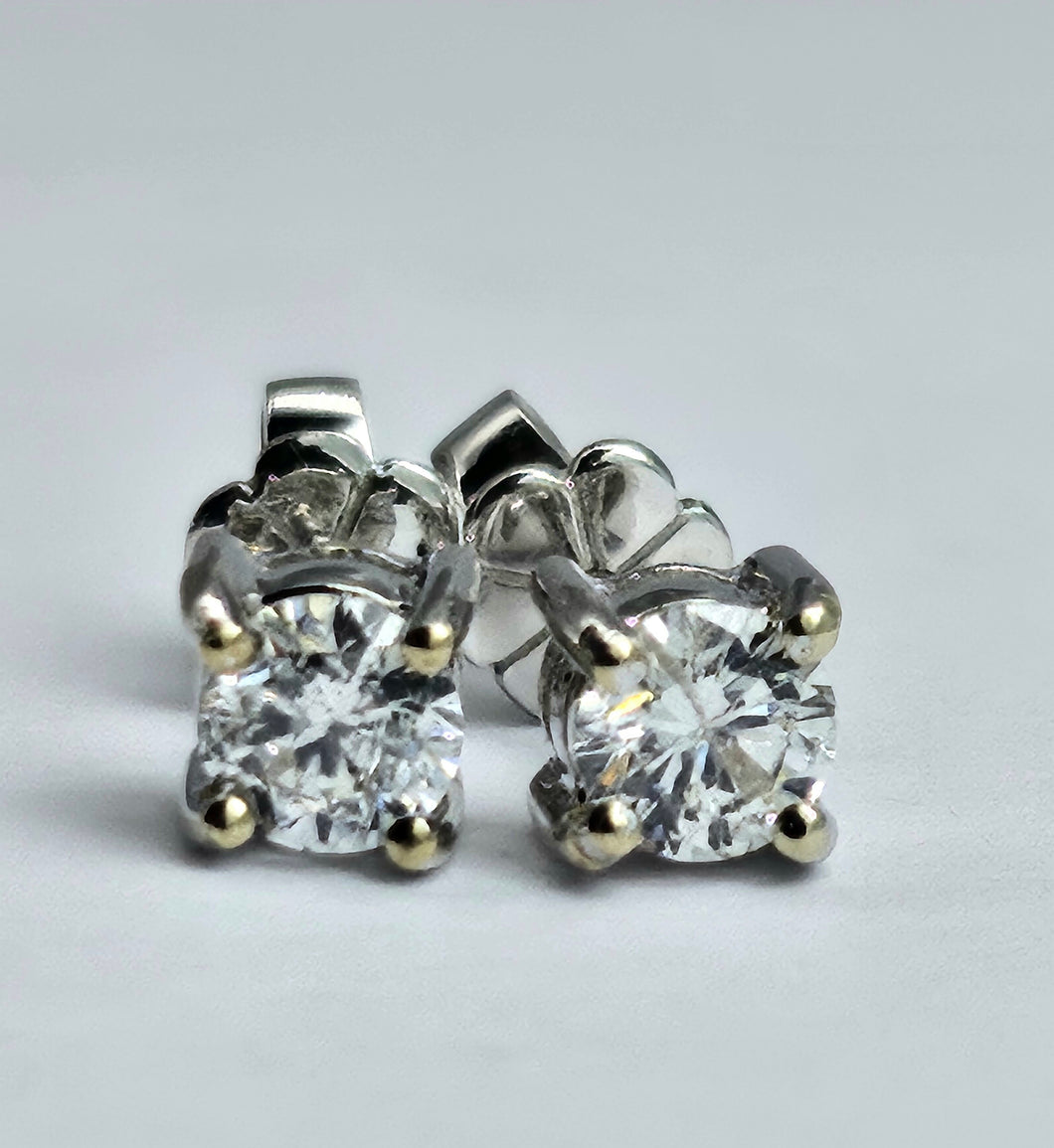 1152: Vintage:14ct White Gold Round Full Cut Diamonds Stud Earrings