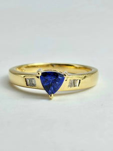 1399: Vintage; 18ct Gold Trillion-Cut Blue Tanzanite Diamonds Dress/Stacker Ring
