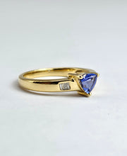 Cargar imagen en el visor de la galería, 1399: Vintage; 18ct Gold Trillion-Cut Blue Tanzanite Diamonds Dress/Stacker Ring
