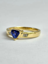 Cargar imagen en el visor de la galería, 1399: Vintage; 18ct Gold Trillion-Cut Blue Tanzanite Diamonds Dress/Stacker Ring
