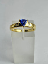 Cargar imagen en el visor de la galería, 1399: Vintage; 18ct Gold Trillion-Cut Blue Tanzanite Diamonds Dress/Stacker Ring
