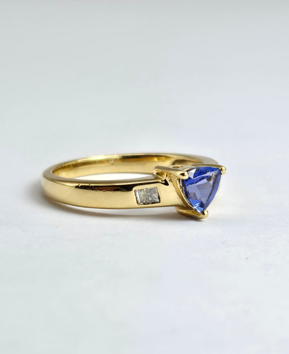 Vintage: 18ct Gold Trillion Cut Tanzanite & Diamond Dress Ring