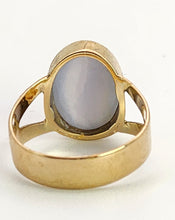 Cargar imagen en el visor de la galería, 1433: Vintage: 9ct Gold Silvery White Cabochon Agate Ring- From 1983
