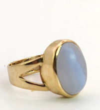 Cargar imagen en el visor de la galería, 1433: Vintage: 9ct Gold Silvery White Cabochon Agate Ring- From 1983
