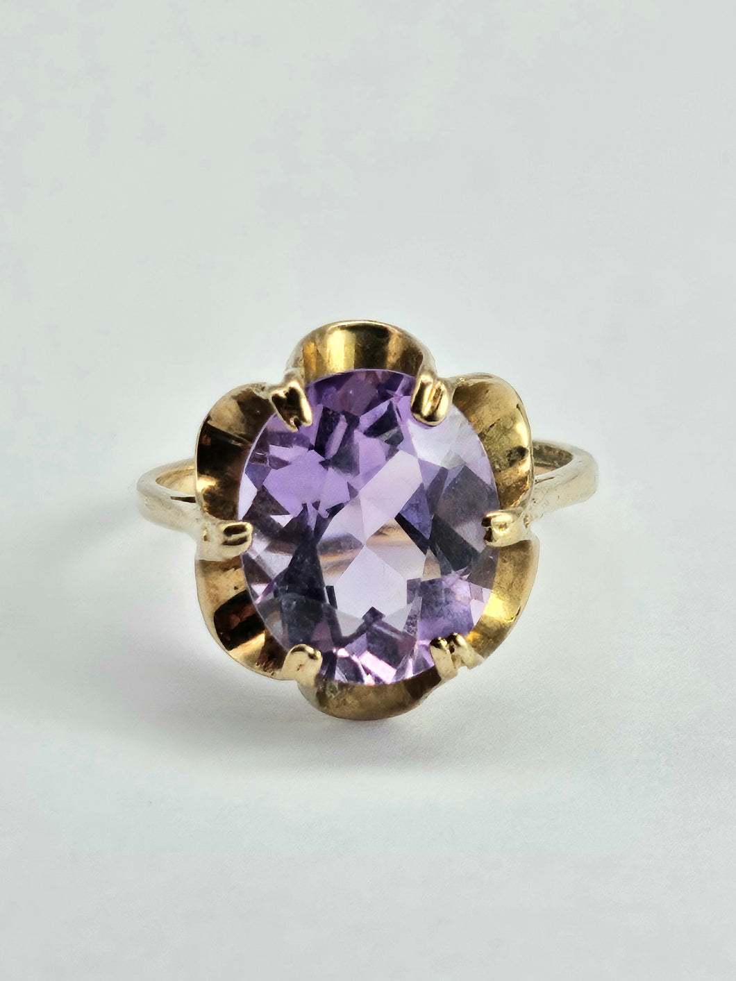1170: Vintage; 9ct Gold Lilac Amethyst Solitaire Ring- mature stone, lovely hues