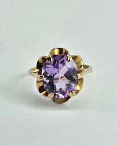 1170: Vintage; 9ct Gold Lilac Amethyst Solitaire Ring- mature stone, lovely hues