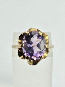 1170: Vintage; 9ct Gold Lilac Amethyst Solitaire Ring- mature stone, lovely hues