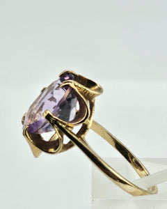 1170: Vintage; 9ct Gold Lilac Amethyst Solitaire Ring- mature stone, lovely hues