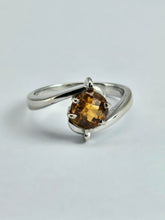 Load image into Gallery viewer, 1236: Vintage: 18ct White Gold Round Cut Yellow Citrine Illusion Set Dress Ring- Lush!
