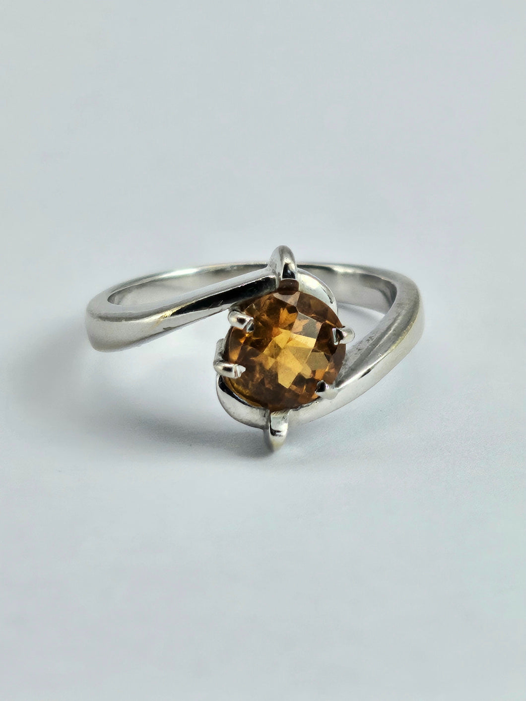 1236: Vintage: 18ct White Gold Round Cut Yellow Citrine Illusion Set Dress Ring- Lush!