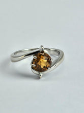 Load image into Gallery viewer, 1236: Vintage: 18ct White Gold Round Cut Yellow Citrine Illusion Set Dress Ring- Lush!
