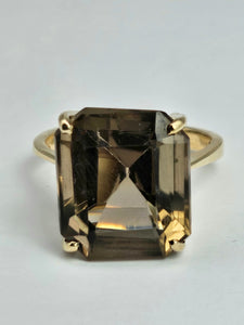 1099: Vintage: 9ct Gold Large Emerald Cut Quartz Statement Ring- Large finger size