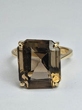 Cargar imagen en el visor de la galería, 1099: Vintage: 9ct Gold Large Emerald Cut Quartz Statement Ring- Large finger size
