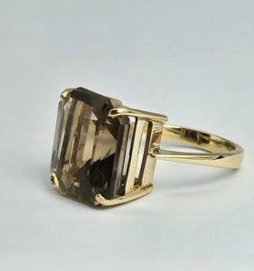 1099: Vintage: 9ct Gold Large Emerald Cut Quartz Statement Ring- Large finger size