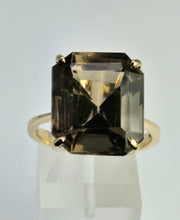 Cargar imagen en el visor de la galería, 1099: Vintage: 9ct Gold Large Emerald Cut Quartz Statement Ring- Large finger size
