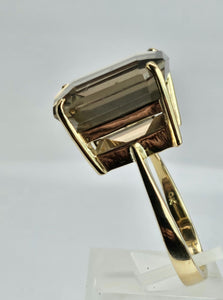 1099: Vintage: 9ct Gold Large Emerald Cut Quartz Statement Ring- Large finger size