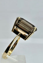 Cargar imagen en el visor de la galería, 1099: Vintage: 9ct Gold Large Emerald Cut Quartz Statement Ring- Large finger size
