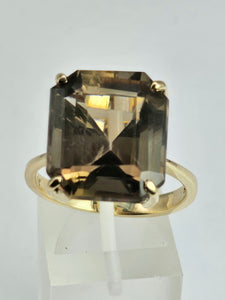 1099: Vintage: 9ct Gold Large Emerald Cut Quartz Statement Ring- Large finger size