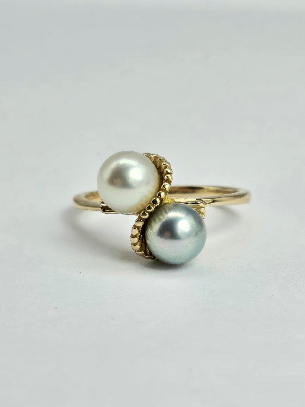 1145: Vintage: 9ct Gold Silver & Cream Cultured Pearl Dress Ring- lovely contrast
