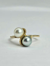 Cargar imagen en el visor de la galería, 1145: Vintage: 9ct Gold Silver &amp; Cream Cultured Pearl Dress Ring- lovely contrast
