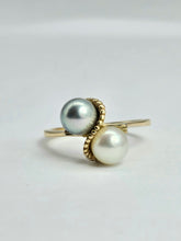 Cargar imagen en el visor de la galería, 1145: Vintage: 9ct Gold Silver &amp; Cream Cultured Pearl Dress Ring- lovely contrast
