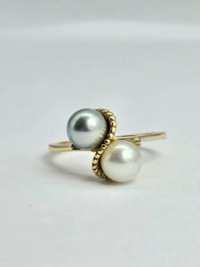 1145: Vintage: 9ct Gold Silver & Cream Cultured Pearl Dress Ring- lovely contrast