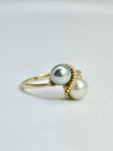 Cargar imagen en el visor de la galería, 1145: Vintage: 9ct Gold Silver &amp; Cream Cultured Pearl Dress Ring- lovely contrast
