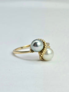 1145: Vintage: 9ct Gold Silver & Cream Cultured Pearl Dress Ring- lovely contrast