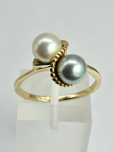 Cargar imagen en el visor de la galería, 1145: Vintage: 9ct Gold Silver &amp; Cream Cultured Pearl Dress Ring- lovely contrast
