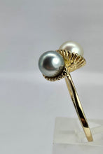 Cargar imagen en el visor de la galería, 1145: Vintage: 9ct Gold Silver &amp; Cream Cultured Pearl Dress Ring- lovely contrast
