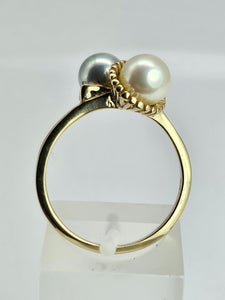1145: Vintage: 9ct Gold Silver & Cream Cultured Pearl Dress Ring- lovely contrast