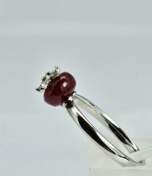 1500: Vintage: 18ct White Gold Ruby Dress/Stacker&nbsp; Ring- petite, cute, sparkly