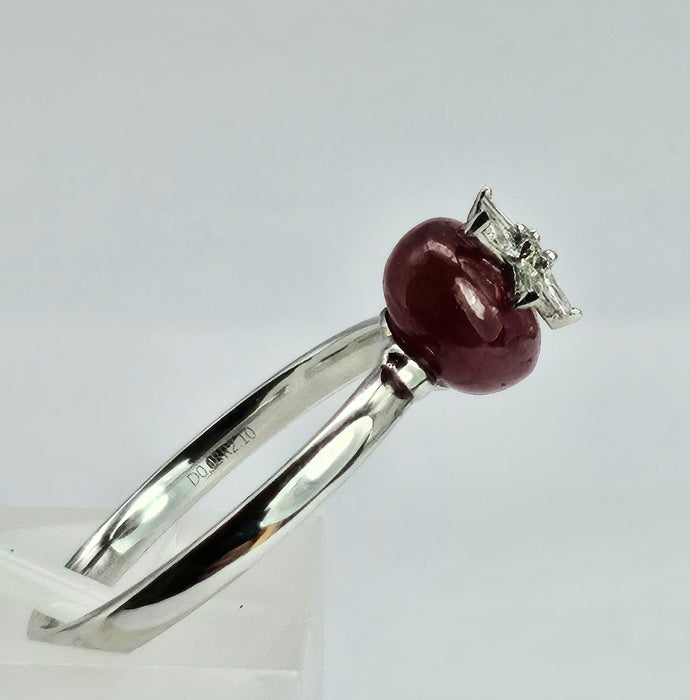 1500: Vintage: 18ct White Gold Ruby Dress/Stacker&nbsp; Ring- petite, cute, sparkly