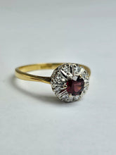 Cargar imagen en el visor de la galería, 1365: Vintage: 18ct Gold Tourmaline Diamonds Target Ring- striking colours
