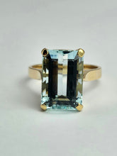 Cargar imagen en el visor de la galería, 1369:  Vintage; 14ct Gold Large (8ct) Emerald Cut Aquamarine Cocktail Ring
