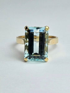 1369:  Vintage; 14ct Gold Large (8ct) Emerald Cut Aquamarine Cocktail Ring