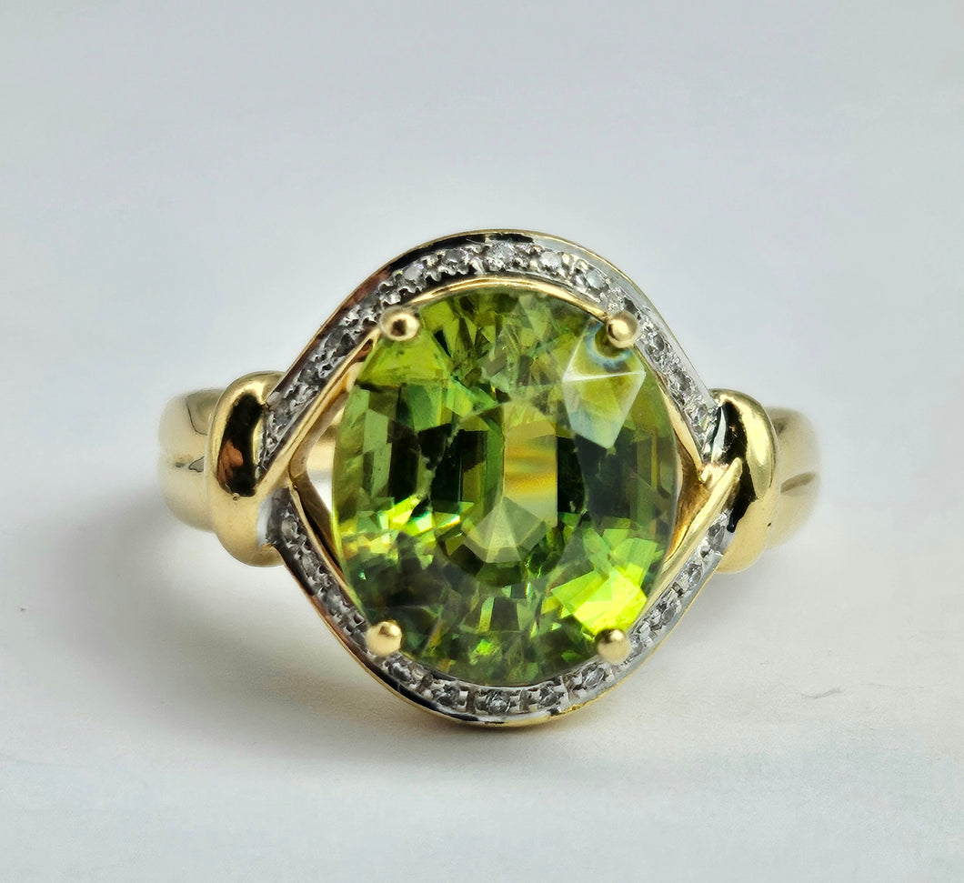 1455: Vintage: 18ct Gold Peridot Diamonds Cocktail Ring- exquisite statement piece