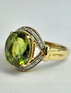1455: Vintage: 18ct Gold Peridot Diamonds Cocktail Ring- exquisite statement piece