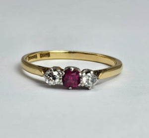 1528: Vintage; 18ct Gold Ruby Round Cut Diamonds 3- Stone Ring- a very fine example