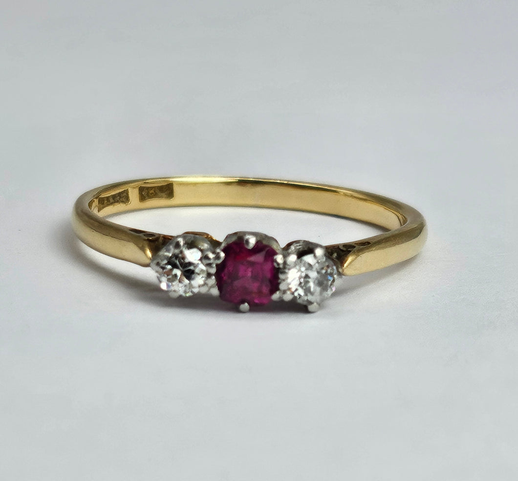1528: Vintage; 18ct Gold Ruby Round Cut Diamonds 3- Stone Ring- a very fine example