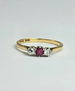 1528: Vintage; 18ct Gold Ruby Round Cut Diamonds 3- Stone Ring- a very fine example