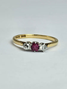 1528: Vintage; 18ct Gold Ruby Round Cut Diamonds 3- Stone Ring- a very fine example