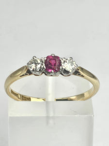 1528: Vintage; 18ct Gold Ruby Round Cut Diamonds 3- Stone Ring- a very fine example