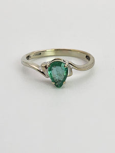 1393: Vintage: 9ct White Gold Pear Cut Emerald Solitaire- cute, petite, eye candy